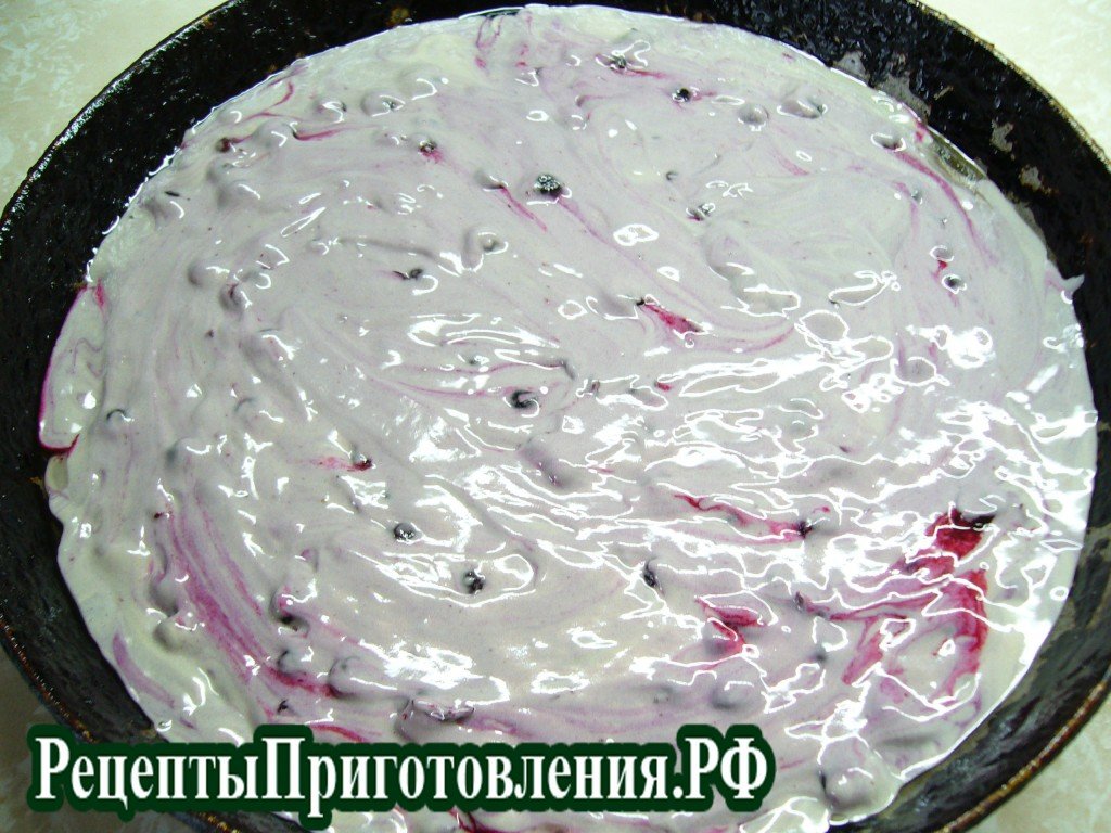 Разравниваем тесто для пирога шарлотки ровным слоем