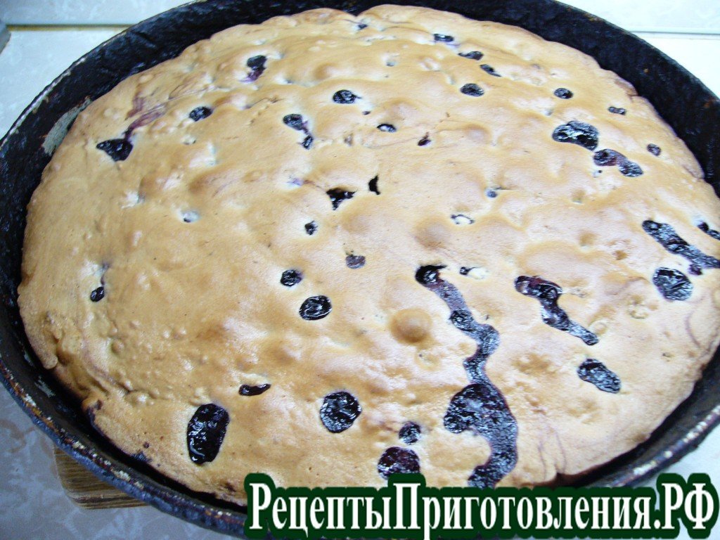 Пирог с черной смородиной готов