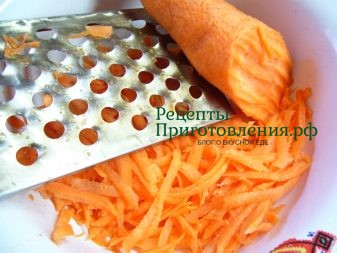 Морковь натираем на крупной терке