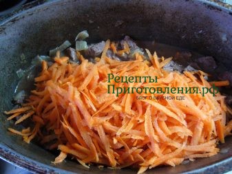 В обжаренное мясо добавляем морковь