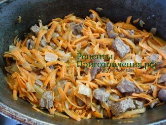 Морковь вместе с мясом тушим до мягкости