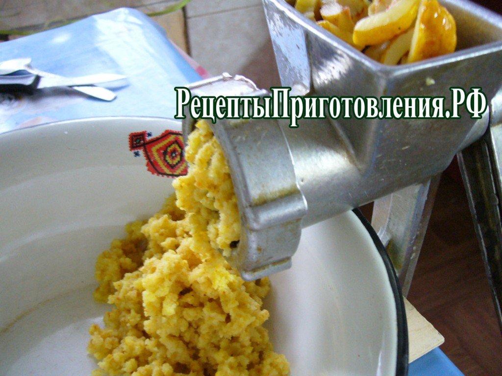 Очищенную айву прокручиваем на мясорубке