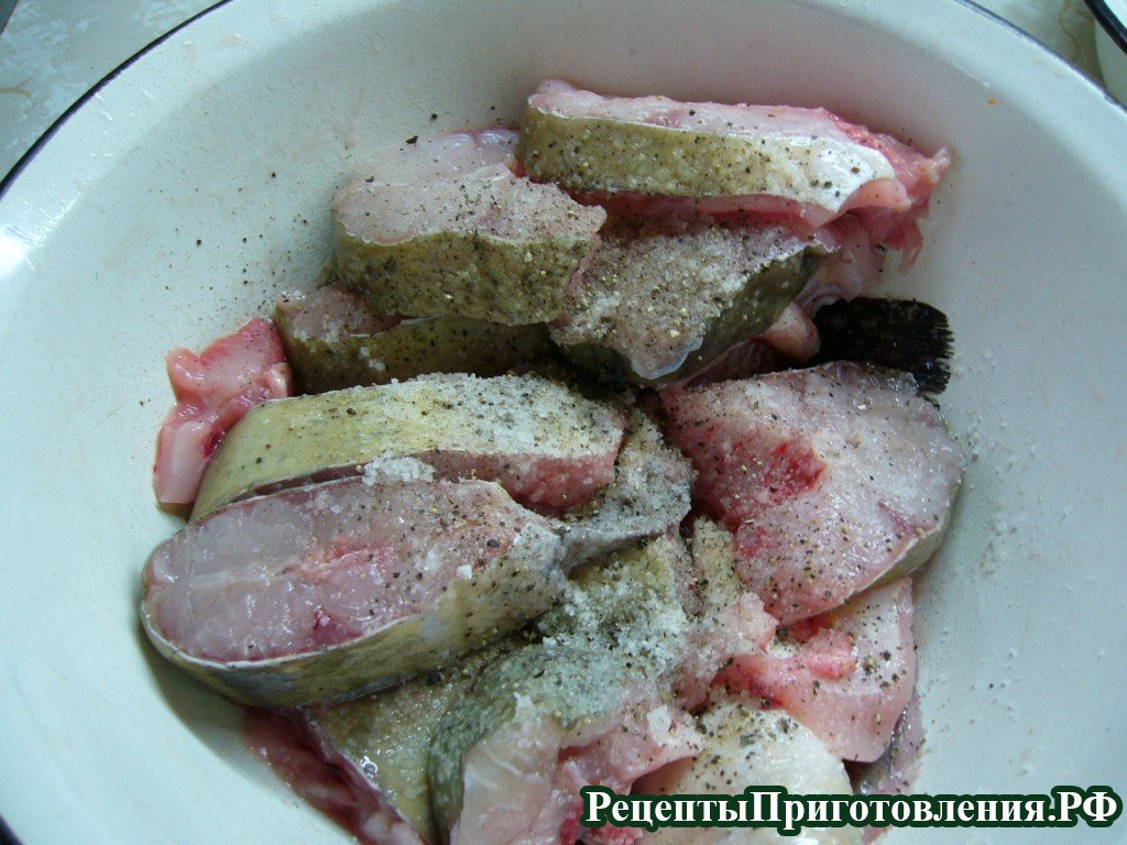 Порционные куски сома солим, перчим и поливаем соком лимона