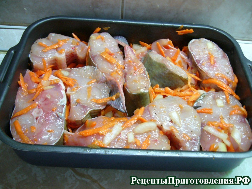 Сверху на овощи выкладываем куски сома не очень плотно