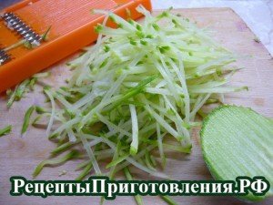 Зеленую редьку для салата натираем на терке соломкой Зеленую редьку для салата натираем на терке соломкой
