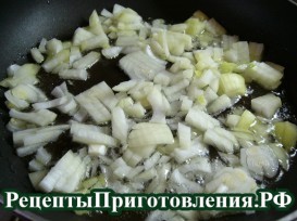 Репчатый лук для начинки рыбного пирога обжарить на растительном масле P1160357