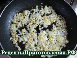 Репчатый лук для второго слоя пирога из консервов обжарить до слегка золотистого цвета P1160360