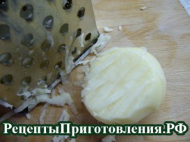 Для приготовления начинки рыбного пирога, картофель натереть на крупной терке P1160375