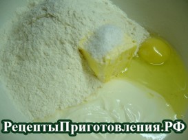 Готовим тесто первого слоя рыбного пирога P1160484