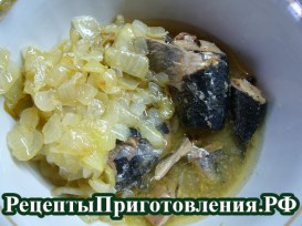 Рыбную консерву соединить с обжаренным луком P1160494