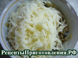 Тертый на терке картофель добавить в фарш из рыбной консервы с обжаренным луком, посолить и перемешать P1160503