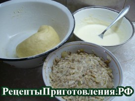 Нижнее основное тесто, начинка из консервированной рыбы, и верхнее заливное тесто для рыбного пирога готовы P1160513