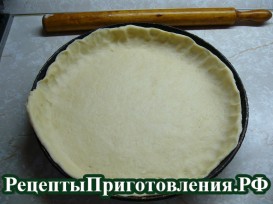 Нижние тесто переложить в смазанную маргарином сковороду и распределить равномерно руками P1160517