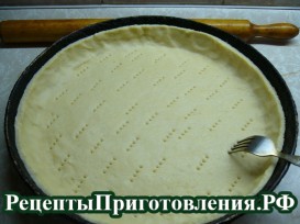 Нижнее тесто рыбного пирога наколоть вилкой по всей поверхности P1160530
