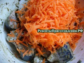 В рыбу добавляю тертую на терке морковь