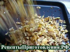 Внутренние перегородки и семенные коробки от японской айвы пересыпаем в противень для дальнейшей сушки P11102951