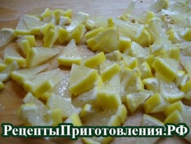 Готовим варенье из айвы с лимоном. Дольки лимона измельчаем P11103811