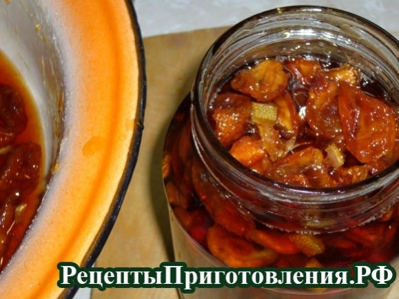 Варенье из айвы в горячем виде раскладываем по банкам и закрываем P11104261