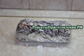 Рулет из свинины заворачиваем в фольгу и убираем в разогретую до 170 градусов духовку IMG_29981