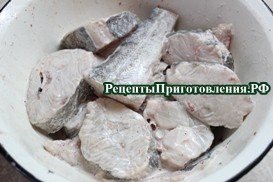 Треску посолить, поперчить, добавить майонез, перемешать и дать настоятся 30 минут Треску посолить, поперчить, добавить майонез, перемешать и дать настоятся 30 минут