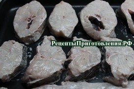 Стейки промаринованной трески разложить на противень так, чтобы кусочки не соприкасались друг с другом Стейки промаринованной трески разложить на противень так, чтобы кусочки не соприкасались друг с другом
