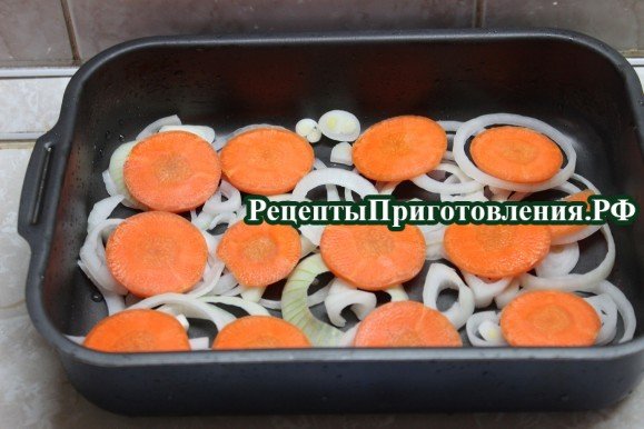 На репчатый лук положить морковь