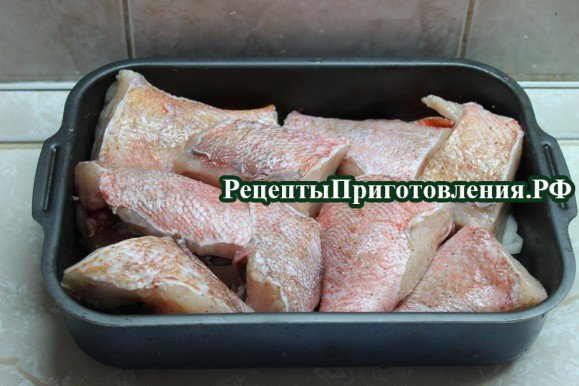 На репчатый лук и морковь положить рыбу