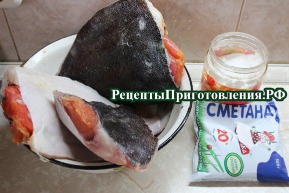 Для приготовления камбалы в духовке понадобится сметана и соль