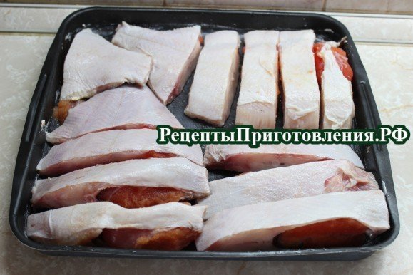 Камбалу разложить на противень темной стороной вниз Камбалу разложить на противень темной стороной вниз