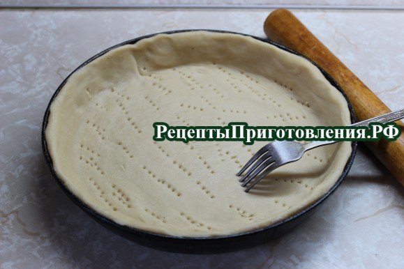 Блин из песочного теста основы пирога распределить по сковороде и наколоть вилкой