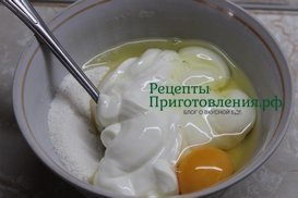 Готовим заливное тесто для пирога с изюмом из сахара, сметаны, муки, крахмала, соды и одного яйца