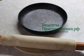 Раскатанный блин из песочного теста накручиваем на скалку
