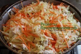 Капусту с курицей, морковью и луком перемешать Капусту с курицей, морковью и луком перемешать