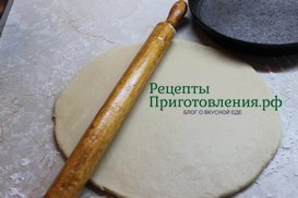 Песочное тесто раскатываем скалкой до диаметра немного превышающего диаметр сковороды в которой будет готовится пирог