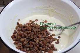 В заливное тесто добавляем набухший изюм