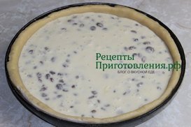 Заливное тесто с изюмом переливаем в сковороду с песочным тестом и выравниваем