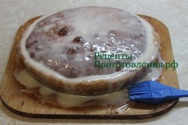 Пирог с изюмом после остывания промазываем сметанным кремом