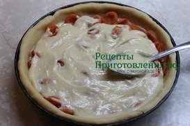 Слой из кураги промазываем заливным тестом