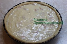 Промазанный пирог отправляем в духовку выпекаться