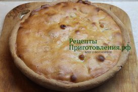 Песочный пирог с курагой после остывания перекладываем на разделочную доску