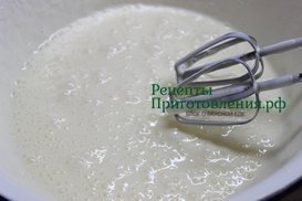 Готовим заливное тесто для пирога с курагой