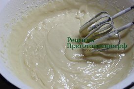 Заливное тесто для пирога с курагой готово