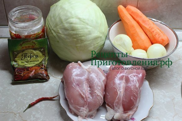 Продукты необходимые для приготовления тушеной капусты с курицей Продукты необходимые для приготовления тушеной капусты с курицей