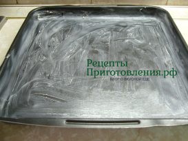 Форму для приготовления пирога смазать сливочным маслом