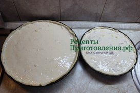 По верх начинки заливаем второе тесто и разравниваем ровным слоем По верх начинки заливаем второе тесто и разравниваем ровным слоем