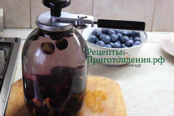 Накрываю банку с компотом из терна прокипяченной крышкой и закатываю ключом