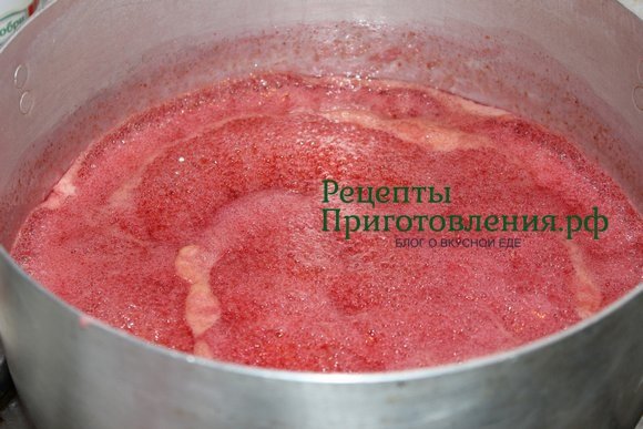 Сок из боярышника с сахаром довожу до кипения и варю 10 минут