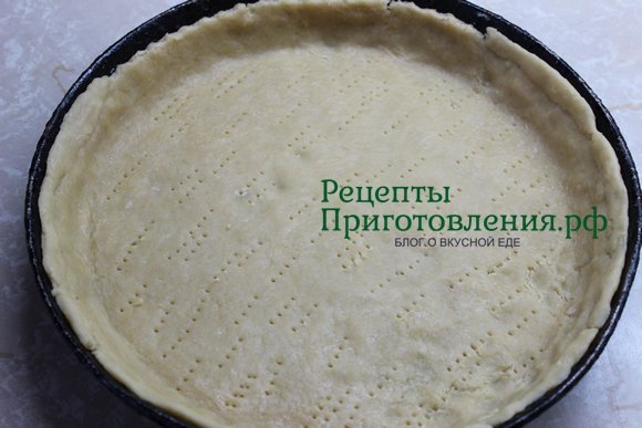 Тесто основы распределяем по сковороде равномерно и накалываем вилкой по всей поверхности Тесто основы распределяем по сковороде равномерно и накалываем вилкой по всей поверхности