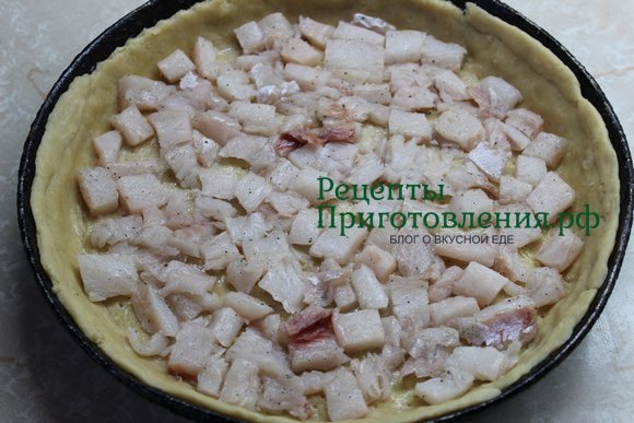 Первым слоем на нижнее основное тесто выкладываем филе минтая, предварительно посоленное и поперченное Первым слоем на нижнее основное тесто выкладываем филе минтая, предварительно посоленное и поперченное