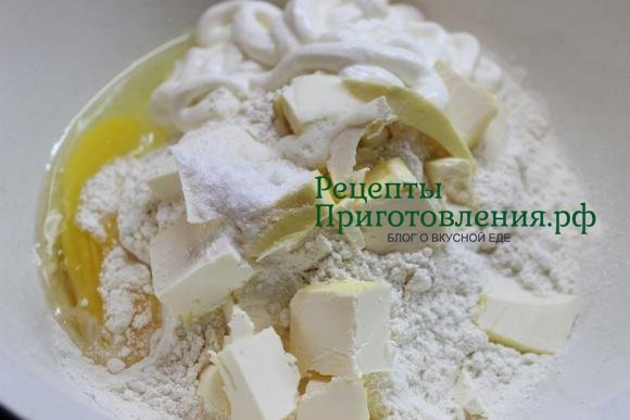Для приготовления основного песочного теста пирога с горбушей понадобится мука, маргарин, куриное яйцо, сметана, соль и сода Для приготовления основного песочного теста пирога с горбушей понадобится мука, маргарин, куриное яйцо, сметана, соль и сода